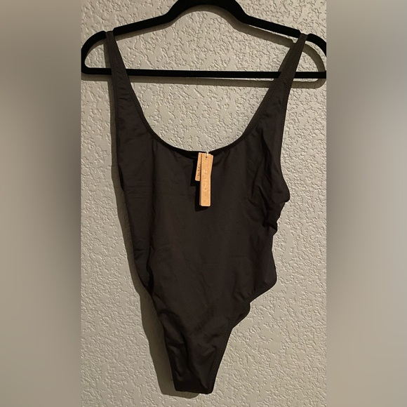 NWT Skims Recycled Swimsuit Scoop Neck One Piece in Onyx Color Size M - Picture 2 of 7